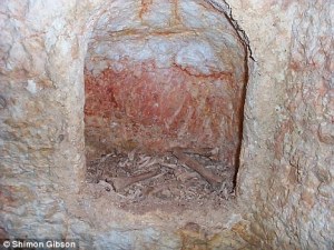 A first-century CE burial in Jerusalem containing scraps of a burial shroud